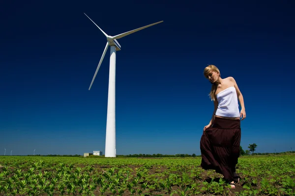 Kobieta w wind power generator — Zdjęcie stockowe