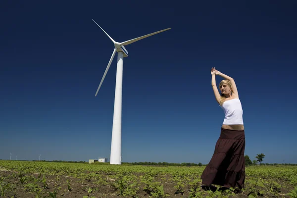 Žena na větrné elektrárny generátor — Stock fotografie