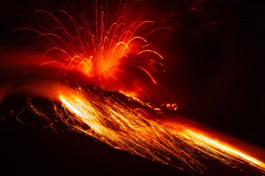 Tungurahua volkan güçlü patlama ile yakın