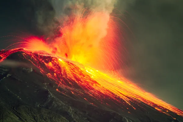 Exposição longa da escala próxima de Tungurahua Volcan — Fotografia de Stock