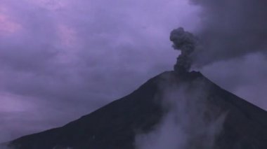 Tungurahua yanardağ patlayan gece atış sırasında uzak görünümü