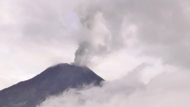 Tungurahua volkan zaman atlamalı tam patlama sırasında
