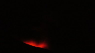 Kırmızı Lava darbeler havada gece büyük miktarda son derece şiddetli volkanik patlama