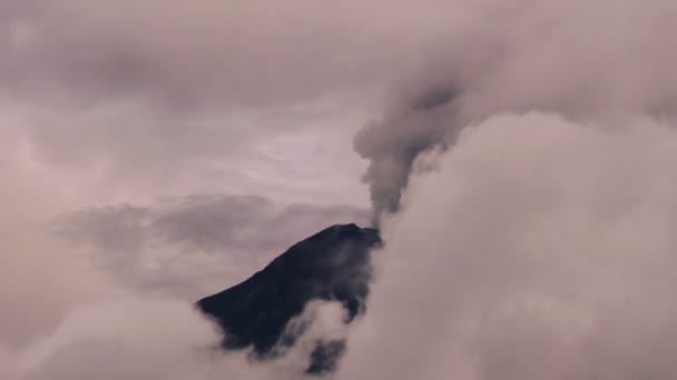 Nuages dévoilant le cratère Tungurahua en pleine explosion 