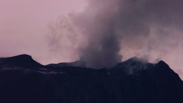 Nacht Shot van de krater van de vulkaan Tungurahua terwijl zeer actieve — Stockvideo