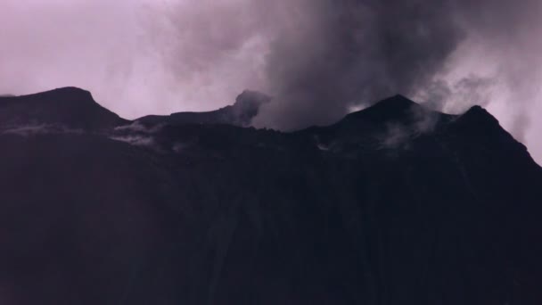 Hooggelegen Shot van de krater van de vulkaan Tungurahua terwijl zeer actieve — Stockvideo