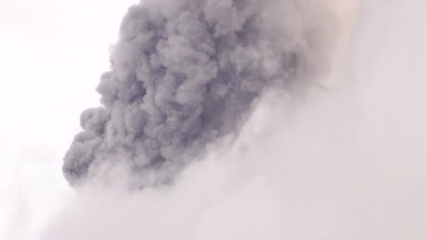 Mächtige Vulkanexplosion Blick durch die Wolken — Stockvideo