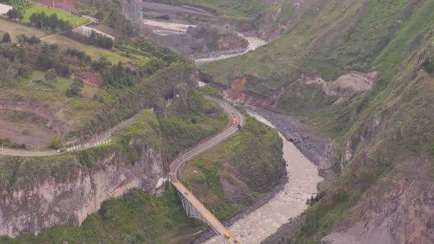 Luftaufnahme des Chambo River in ecuadorianischen Anden — Stockvideo