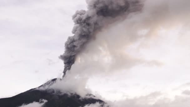 Съемка в реальном времени вулкана Тунгурауа во время извержения — стоковое видео