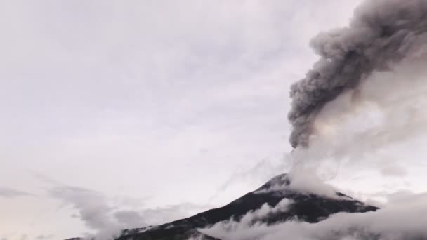 Lewej do prawej panoramowanie wulkan Tungurahua podczas erupcji 2016 — Wideo stockowe