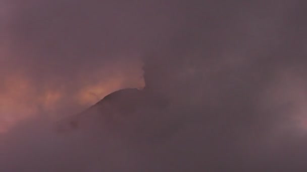 Drammatico colpo di vulcano Tungurahua durante 2016 eruzione visto attraverso nuvole ad alta altitudine — Video Stock