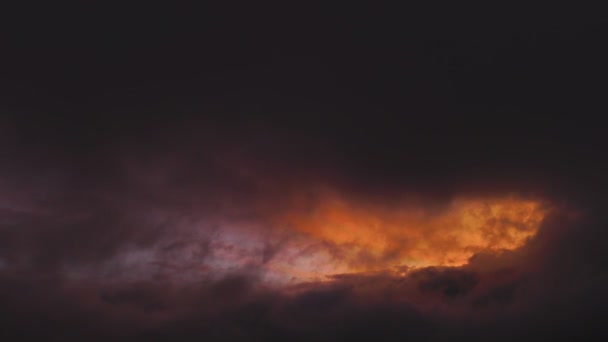 Drammatico tramonto visto attraverso nuvole spesse a quota della coscia nelle Ande catena montuosa — Video Stock