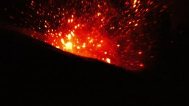 Tungurahua volkan şiddetli patlama tam karanlıkta