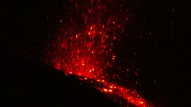 Tam karanlıkta kırmızı Lava gökyüzünde darbeler aralığı volkanik patlama kapatın