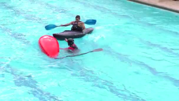 Demostración de Rescate de Deportes Acuáticos para Concurso de Verano en Santa Ana Pool — Vídeo de stock