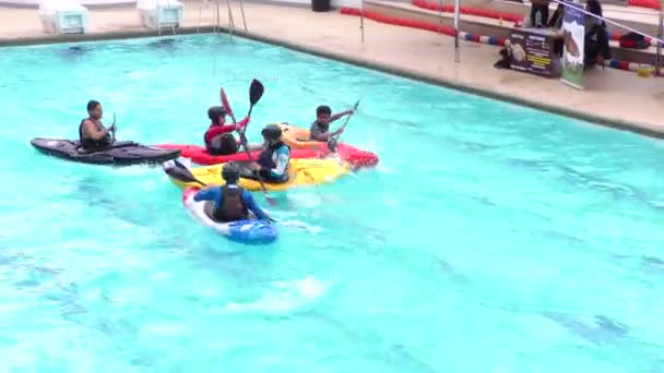 Gioco della palla dell'acqua di Kayak nello stagno di Santa Ana per il concorso di estate — Video Stock