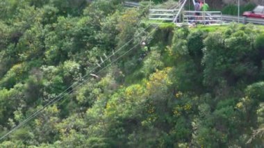 Zip Line Üzerinde Yüksek Hızda Yetişkin Adam Sürgülü