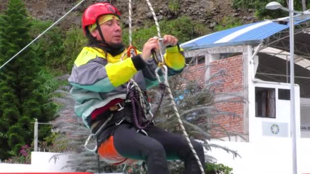 Guide principal de canyoning effectuant la descente de tyrolienne pour le concours d'été de Santa Ana — Video