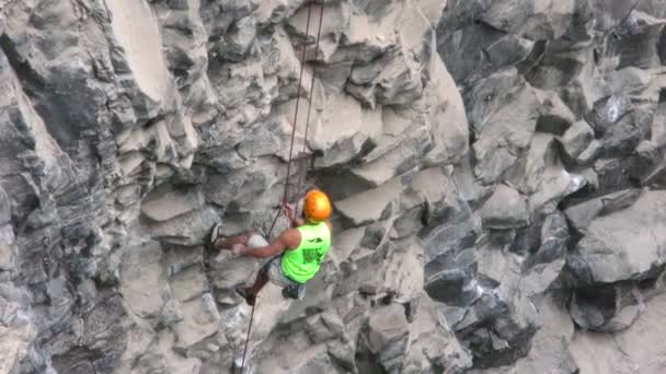 Escalador de rocas desciende lentamente después de su actuación — Vídeo de stock