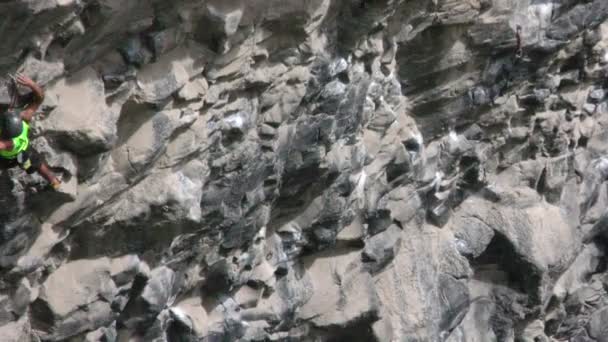ロッククライマーは、ツングラワ競技の玄武岩の間に躊躇し、落ちる — ストック動画