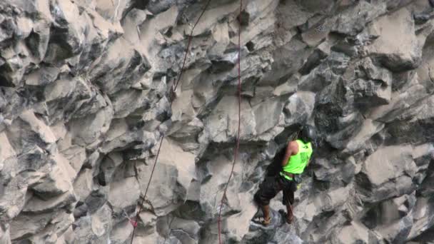 Confiado escalador de rocas durante la competencia de Basalto de Tungurahua — Vídeo de stock