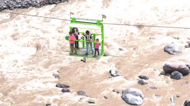 Teleferik ile turistler Crossing Over Pastaza nehir Ekvator — Stok video