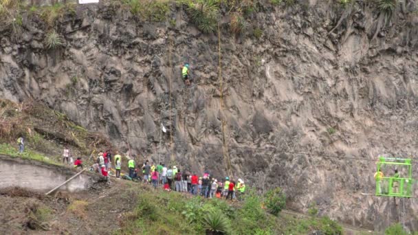 Gran grupo de personas reunidas para la competencia de escalada en roca — Vídeo de stock