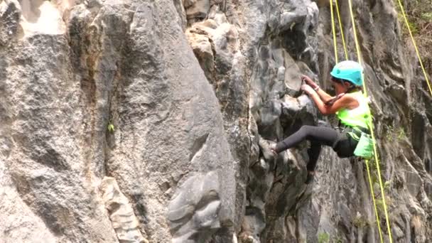 Jeune fille démontrer la technique d'escalade — Video