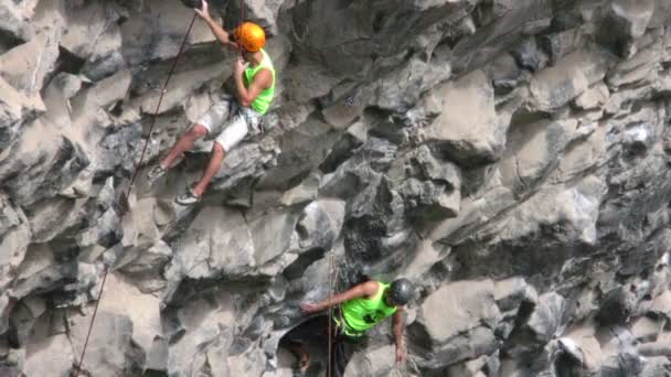 Escalador de rocas desciende lentamente después de su actuación — Vídeos de Stock