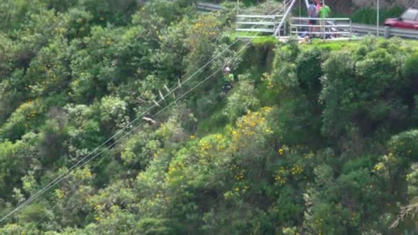 Uomo adulto che scivola ad alta velocità su Zip Line — Video Stock