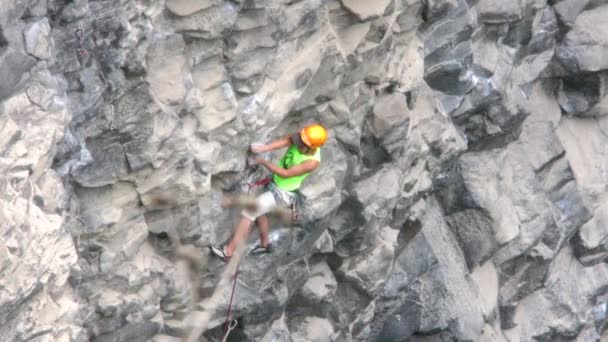 Erfahrener Bergsteiger steigt rasant auf Basaltfelsen — Stockvideo