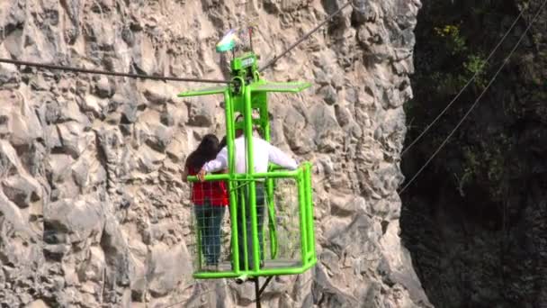 Téléphérique avec des touristes traversant la rivière Pastaza en Équateur — Video