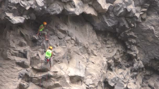 Rock wspinaczy pomagając sobie nawzajem podczas bazaltu Tungurahua konkurencji — Wideo stockowe