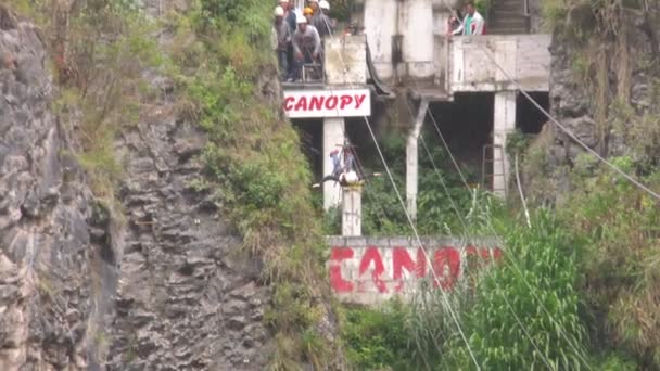 Zip Line Üzerinde Yüksek Hızda Yetişkin Adam Sürgülü — Stok video