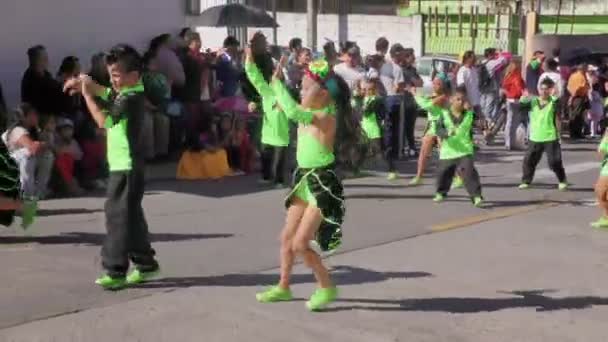 Группа детей, танцующих на улицах Баноса к 100-летию школы Саградо Корасон — стоковое видео