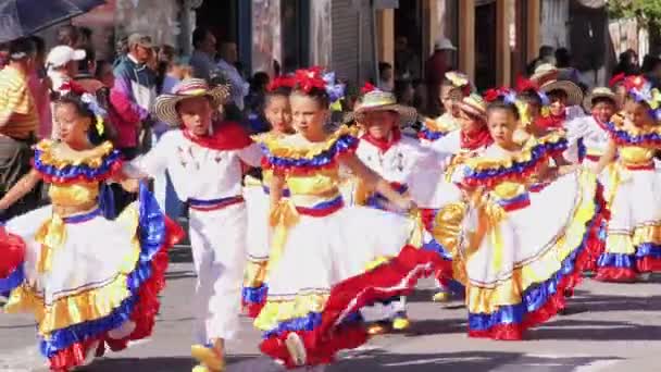 Gruppe von Kindern in traditionellen Kostümen tanzen auf den Straßen von Banos de agua santa — Stockvideo