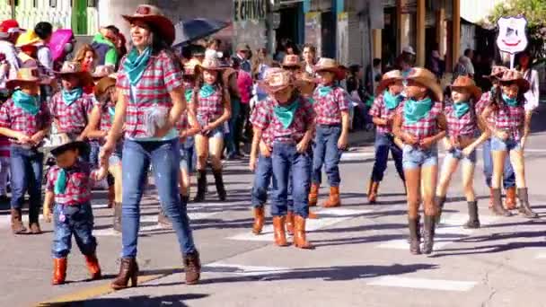 Groep kinderen dansen op de straten van Banos voor 100e verjaardag van Sagrado Corazon school — Stockvideo
