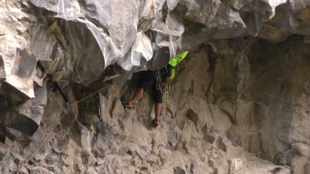 Campeón Ecuatoriano de Escalada en Roca Durante la Competencia de Basalto de Tungurahua — Vídeos de Stock