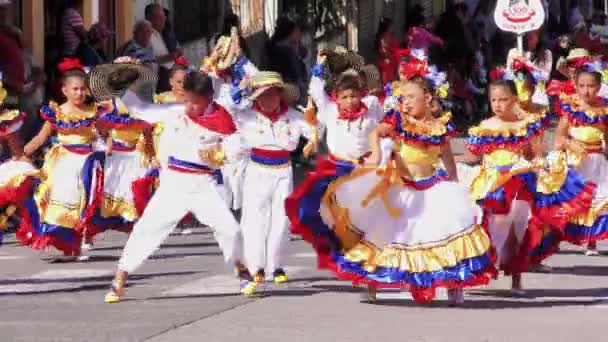 Groep van kinderen gekleed in traditionele kostuums dansen op de straten van Banos de Agua Santa — Stockvideo