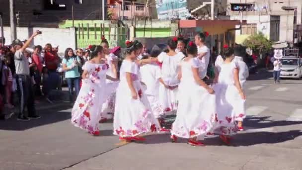 Actuación pública de estudiantes del Sagrado Corazon en las calles de Banos De Agua Santa — Vídeos de Stock