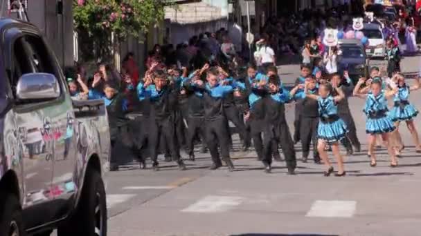 Schüler der Sagrado Corazon Schule treten zum 100-jährigen Bestehen der Einrichtung auf — Stockvideo
