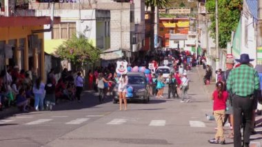 Banos De Agua Santa Sokaklarında Sagrado Corazon Öğrencilerin Kamu Performans