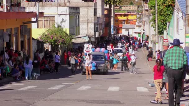Publieke uitvoering van Sagrado Corazon studenten in de straten van Banos de Agua Santa — Stockvideo