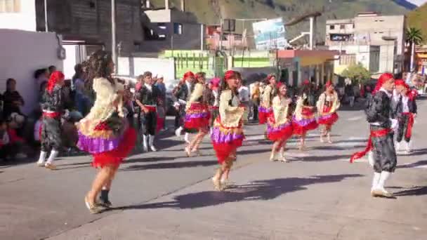 Grupo de dançarinos dinâmicos nas ruas de Banos De Água Santa — Vídeo de Stock