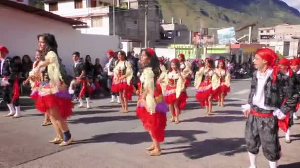 Група динамічних танцюристів на вулицях Банос-де-Агуа Санта — стокове відео
