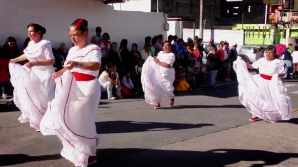 Ancienne génération d'étudiants dansant pour Sagrado Corazon 100ème anniversaire 4K Slow Motion — Video