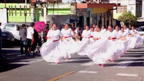 Oude generatie studenten dansen voor Sagrado Corazon 100ste verjaardag 4k Slow Motion — Stockvideo