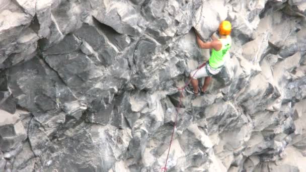 Escalador de Roca Sazonado Avanzando Rápidamente En Basalto Rock — Vídeos de Stock