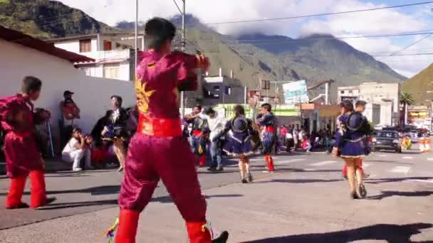 Bailarines en coloridos trajes tradicionales bailando en las calles de Banos para eventos públicos — Vídeo de stock