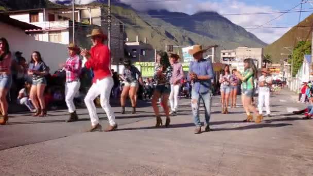 Grupo de baile en las calles de Banos durante 100Th Aniversario de Sagrado Escuela de Corazon — Vídeos de Stock